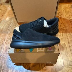 Kizik kids black sneakers new